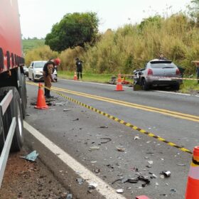 Fotos de Acidente entre carro e carreta deixa uma pessoa morta na PR-317 