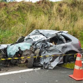 Fotos de Acidente entre carro e carreta deixa uma pessoa morta na PR-317 