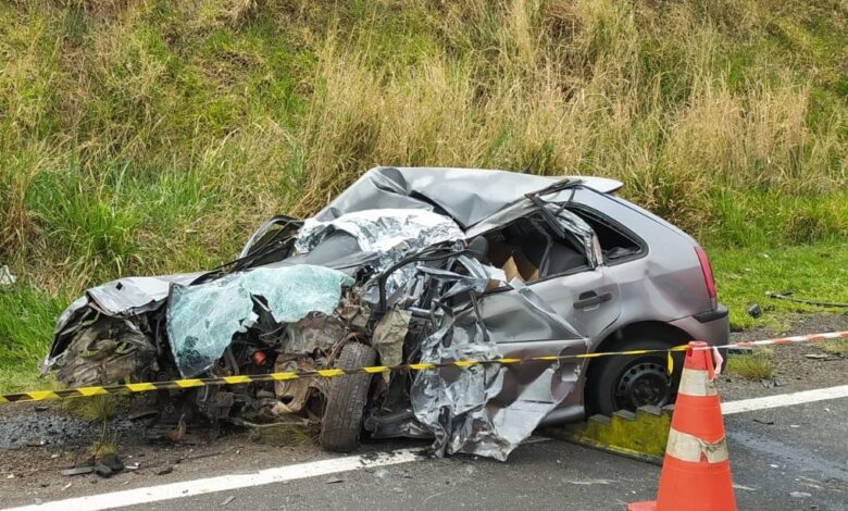 Fotos de Acidente entre carro e carreta deixa uma pessoa morta na PR-317 