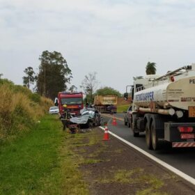 Fotos de Acidente entre carro e carreta deixa uma pessoa morta na PR-317 