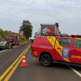 Fotos de Acidente entre carro e carreta deixa uma pessoa morta na PR-317 