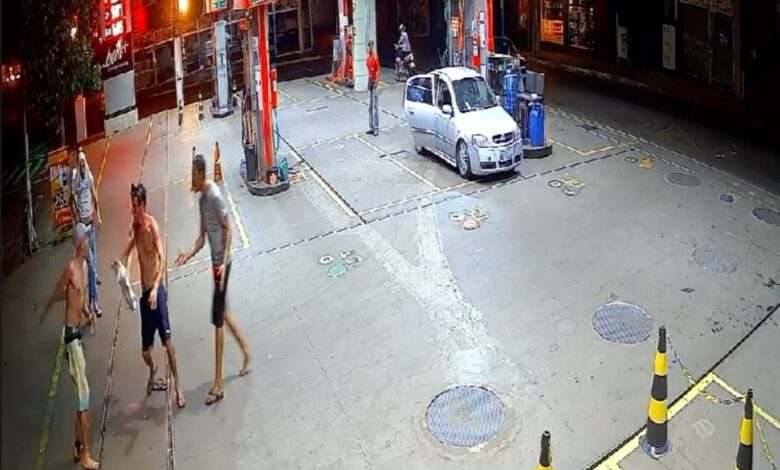 Jovem é desarmado e esfaqueado com a própria faca após discussão de trânsito em Sarandi Foto 1 Fotos de Jovem é desarmado e esfaqueado com a própria faca após discussão de trânsito em Sarandi