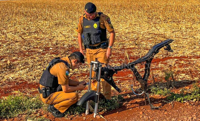 Fotos de Moto furtada é encontrada depenada na Zona Rural de Maringá  