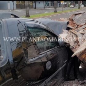 Fotos de Motorista fica ferido após carro bater em contêiner de entulho em Maringá