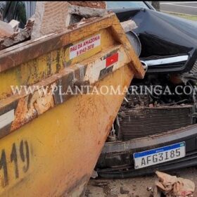 Fotos de Motorista fica ferido após carro bater em contêiner de entulho em Maringá