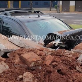 Fotos de Motorista fica ferido após carro bater em contêiner de entulho em Maringá