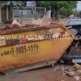 Fotos de Motorista fica ferido após carro bater em contêiner de entulho em Maringá