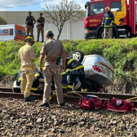 Fotos de Motorista perde controle do veículo e cai em barranco da linha de trem em Maringá