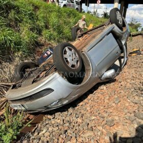 Fotos de Motorista perde controle do veículo e cai em barranco da linha de trem em Maringá