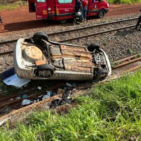 Fotos de Motorista perde controle do veículo e cai em barranco da linha de trem em Maringá