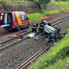 Fotos de Motorista perde controle do veículo e cai em barranco da linha de trem em Maringá