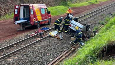 Fotos de Motorista perde controle do veículo e cai em barranco da linha de trem em Maringá