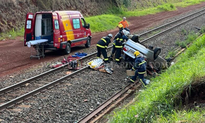 Fotos de Motorista perde controle do veículo e cai em barranco da linha de trem em Maringá