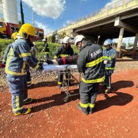 Fotos de Motorista perde controle do veículo e cai em barranco da linha de trem em Maringá