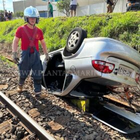 Fotos de Motorista perde controle do veículo e cai em barranco da linha de trem em Maringá