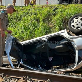 Fotos de Motorista perde controle do veículo e cai em barranco da linha de trem em Maringá