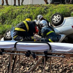 Fotos de Motorista perde controle do veículo e cai em barranco da linha de trem em Maringá