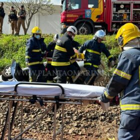 Fotos de Motorista perde controle do veículo e cai em barranco da linha de trem em Maringá