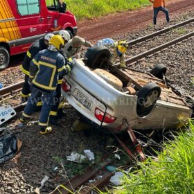 Fotos de Motorista perde controle do veículo e cai em barranco da linha de trem em Maringá
