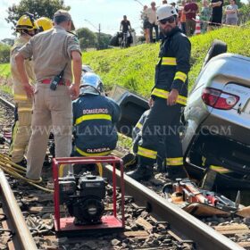 Fotos de Motorista perde controle do veículo e cai em barranco da linha de trem em Maringá