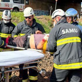 Fotos de Motorista perde controle do veículo e cai em barranco da linha de trem em Maringá