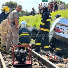 Fotos de Motorista perde controle do veículo e cai em barranco da linha de trem em Maringá
