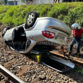 Fotos de Motorista perde controle do veículo e cai em barranco da linha de trem em Maringá