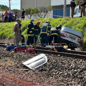 Fotos de Motorista perde controle do veículo e cai em barranco da linha de trem em Maringá