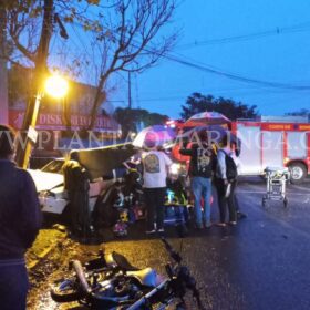 Fotos de Pai e filha ficam feridos após batida entre moto e carro, em Maringá