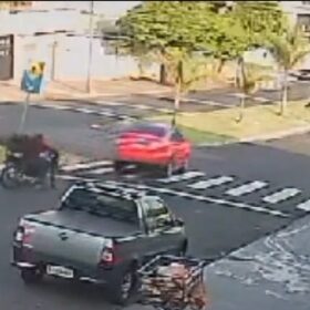 Flagrante - Motociclista sofre ferimentos graves após batida contra carro em Maringá Foto 1 Fotos de Flagrante - Motociclista sofre ferimentos graves após batida contra carro em Maringá