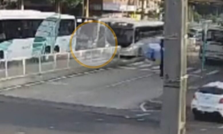 Câmera de segurança registrou trabalhador sendo atropelado por ônibus da TCCC em Maringá Foto 1 Fotos de Câmera de segurança registrou trabalhador sendo atropelado por ônibus da TCCC em Maringá