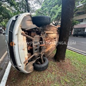 Fotos de Carro capota após colisão com outro veículo em Maringá