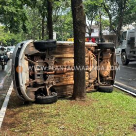 Fotos de Carro capota após colisão com outro veículo em Maringá