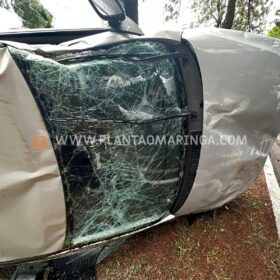 Fotos de Carro capota após colisão com outro veículo em Maringá