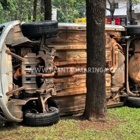 Fotos de Carro capota após colisão com outro veículo em Maringá