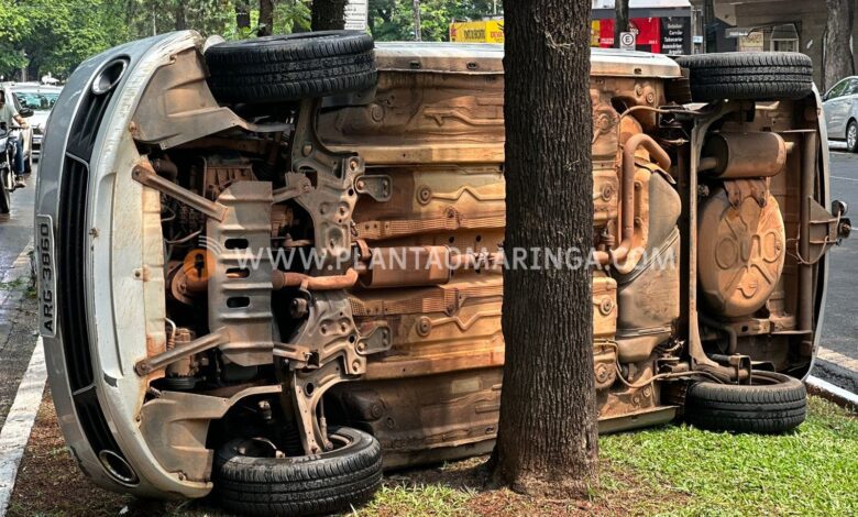 Fotos de Carro capota após colisão com outro veículo em Maringá