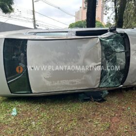 Fotos de Carro capota após colisão com outro veículo em Maringá