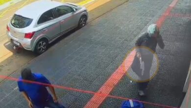 Fotos de Dupla armada em moto rouba malote de vítima na porta de banco em Maringá; vídeo