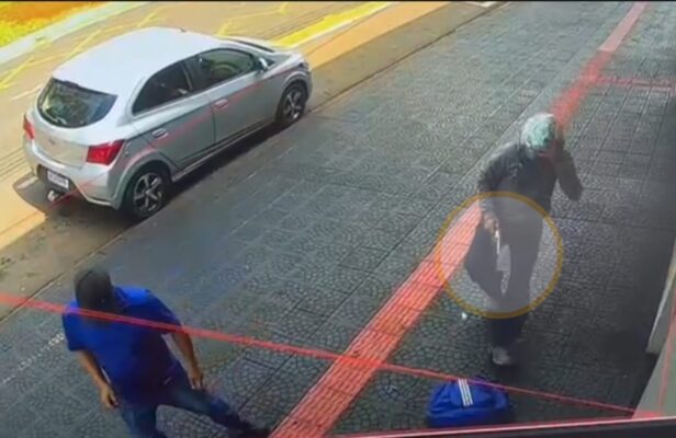 Fotos de Dupla armada em moto rouba malote de vítima na porta de banco em Maringá; vídeo