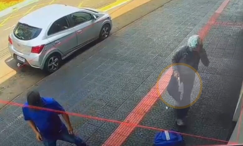 Fotos de Dupla armada em moto rouba malote de vítima na porta de banco em Maringá; vídeo