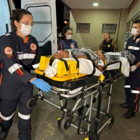 Fotos de Homem é encaminhado ao Santa Casa de Maringá após ser baleado na cabeça 