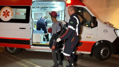 Fotos de Homem é socorrido com ferimentos graves após ser esfaqueado pela esposa em Sarandi 