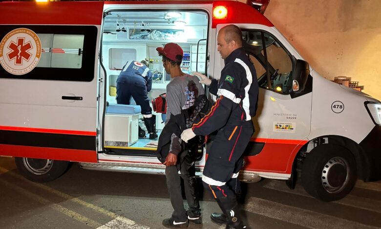 Homem é socorrido com ferimentos graves após ser esfaqueado pela esposa em Sarandi Foto 1 Fotos de Homem é socorrido com ferimentos graves após ser esfaqueado pela esposa em Sarandi
