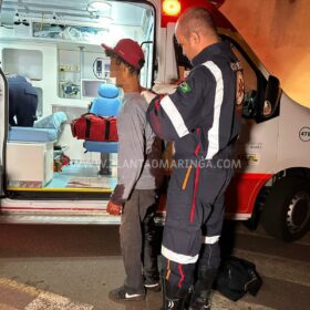 Fotos de Homem é socorrido com ferimentos graves após ser esfaqueado pela esposa em Sarandi 