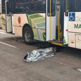 Fotos de Câmera de segurança registrou trabalhador sendo atropelado por ônibus da TCCC em Maringá