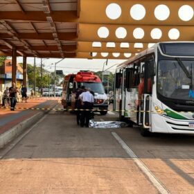 Fotos de Câmera de segurança registrou trabalhador sendo atropelado por ônibus da TCCC em Maringá