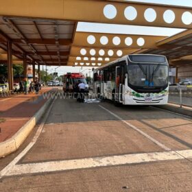 Fotos de Câmera de segurança registrou trabalhador sendo atropelado por ônibus da TCCC em Maringá