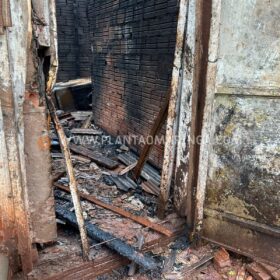 Fotos de Idoso morre carbonizado após incêndio em residência em Sarandi
