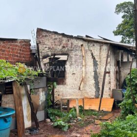 Fotos de Idoso morre carbonizado após incêndio em residência em Sarandi