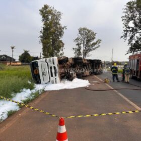 Fotos de   Motorista fica ferido após carreta tombar em Maringá 